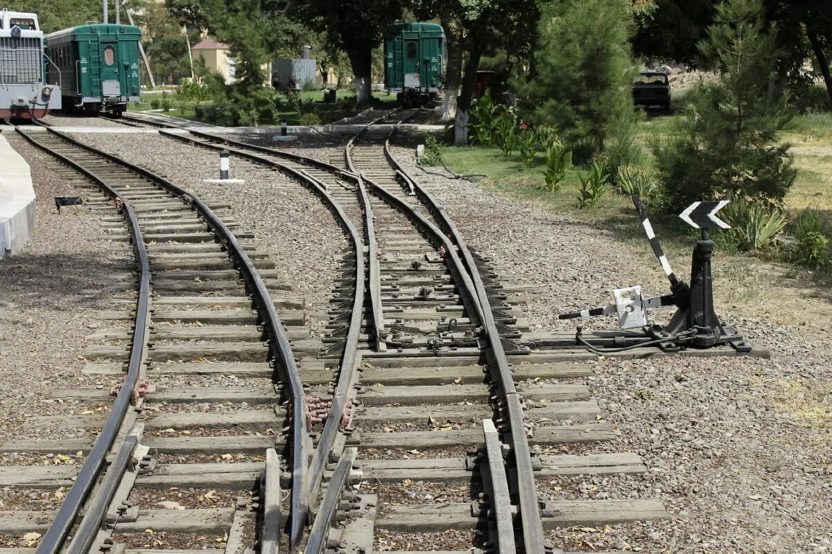 автоматика и телемеханика на железнодорожном транспорте. башмак колесосбрасывающий ксб-р65. железнодорожное устройство. железная дорога инфраструктура. маневровый светофор сцб.