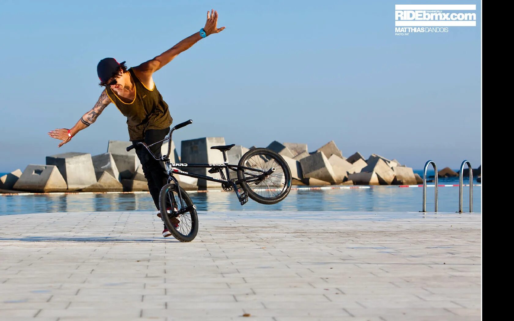 Вин дизель форсаж 9. Мотоцикл в полете. Трюкач на мотоцикле. Маленький каскадёр. Каскадер 4 буквы.