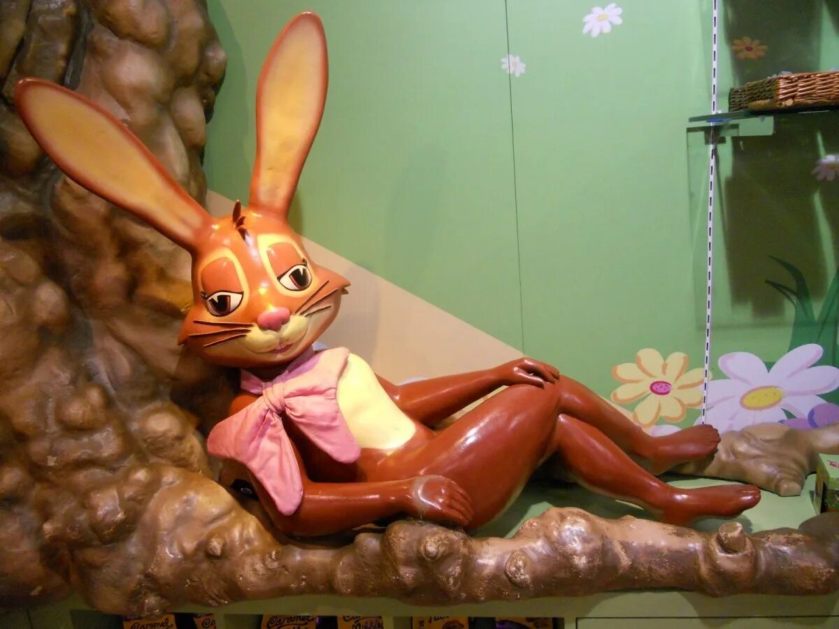 Песня заяц мерзавец. Шоколадный заяц. Шоколадный зайчик. Шоколадная фабрика заяц. Огромный шоколадный заяц.