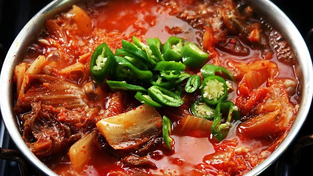 острый суп хемультан. юккеджан. юккеджан. юккедян рамен. кореец суп.