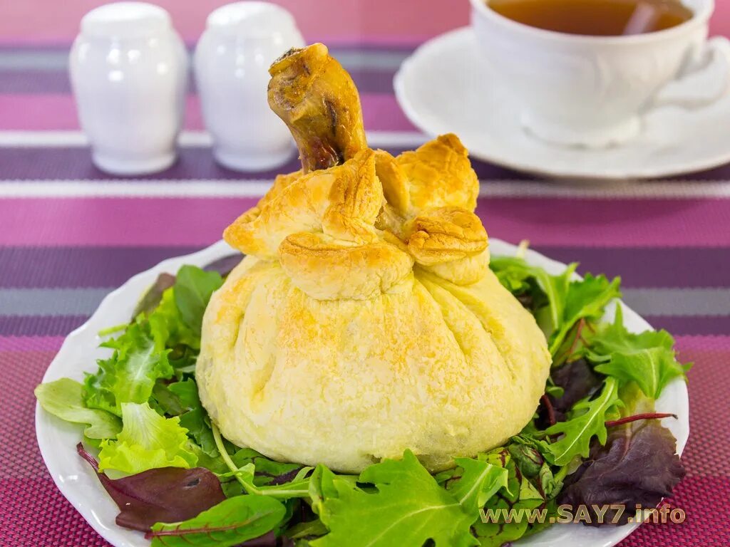 Ножка в тесте с картошкой. Куриные ножки в мешочке. Куриные голени в слоеном тесте. Курица в мешочке. Куриные ножки в слоеном тесте.