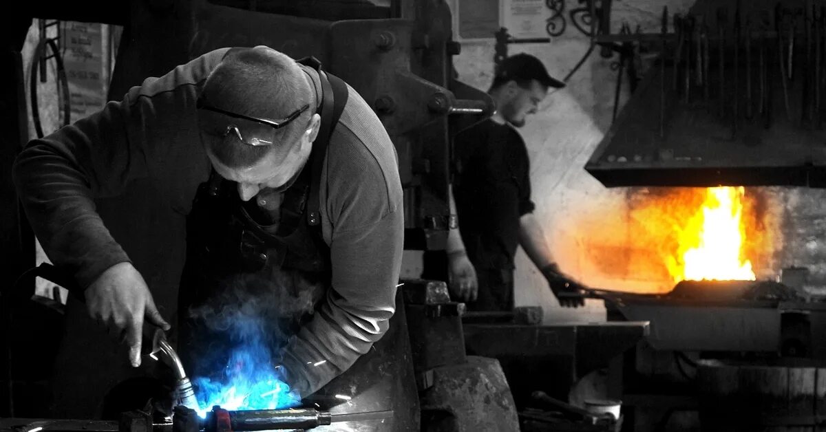 Кузница деревня пономари. Кованый корабль. Ковка процесс. Кузнецы волгограда. Кузнечное дело.