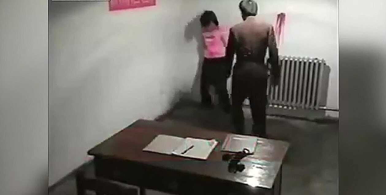 Включи мужик издевается над девушкой