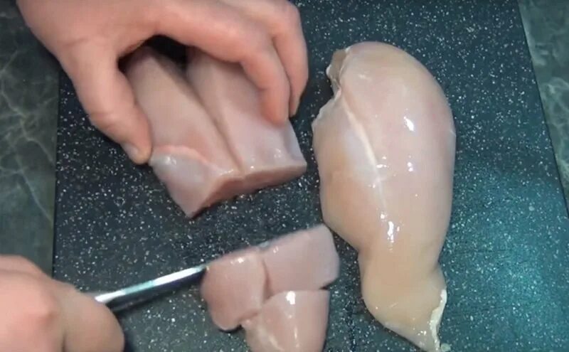 Куриное филе холодная обработка. Разрезанное куриное филе. порезать курицу на шашлык. курица шашлык филе грудки. нарезка филе на шашлык.