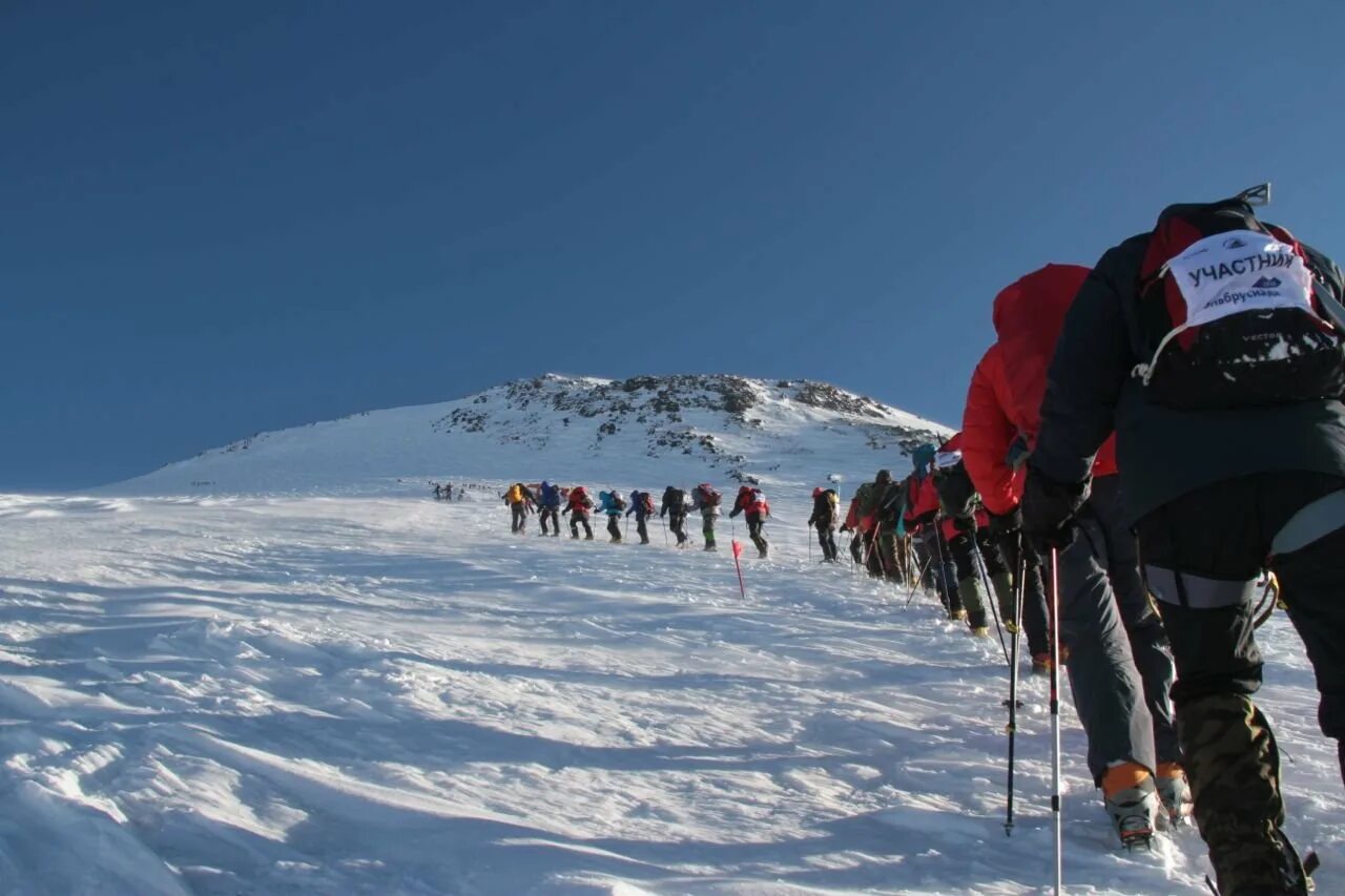 Обзор эльбрус. Восхождение на Эльбрус. Альпинисты на Эльбрусе. Эльбрус альпинизм восхождение. Массовое восхождение на Эльбрус.