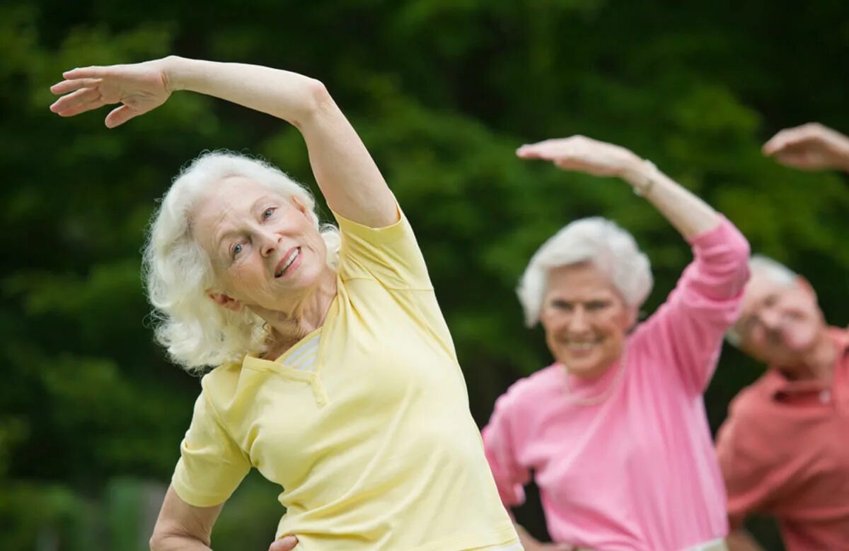 Активность долголетия. Пожилые люди. Радость пожилых. Счастливые пенсионеры. Радостные пожилые люди.