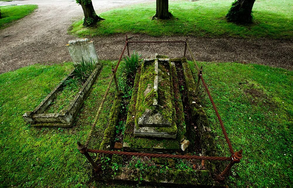 Старое кладбище. Старые могилы. Старые кладбища Европы.