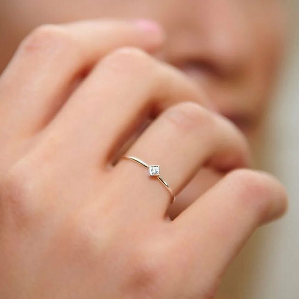 Простое кольцо девушке. Тонкие кольца. Тонкое помолвочное кольцо. Аккуратные кольца. Тонкое золотое кольцо.