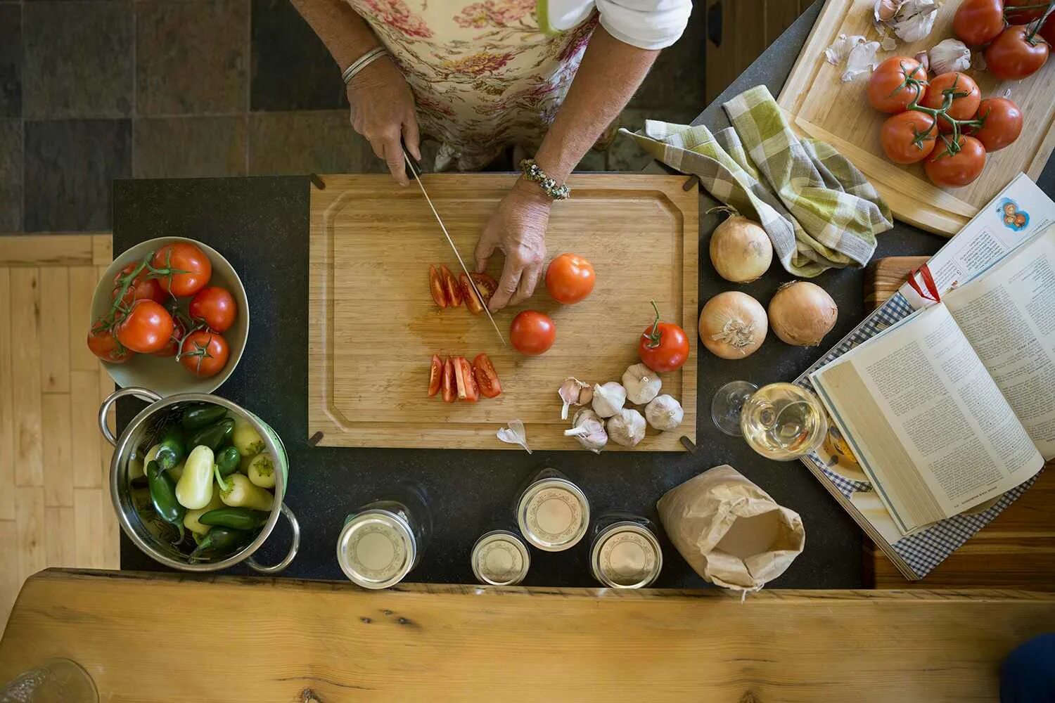 Cut vegetables. Готовка Ингредиенты на столе. Приготовление п. Повара Ингредиенты. Оригинальная готовка.