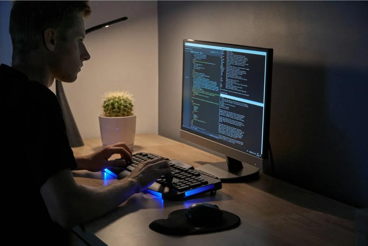 The high coding. Компьютер программиста. Компьютер программирование. Программист за компом. Разработчик с компьютером.