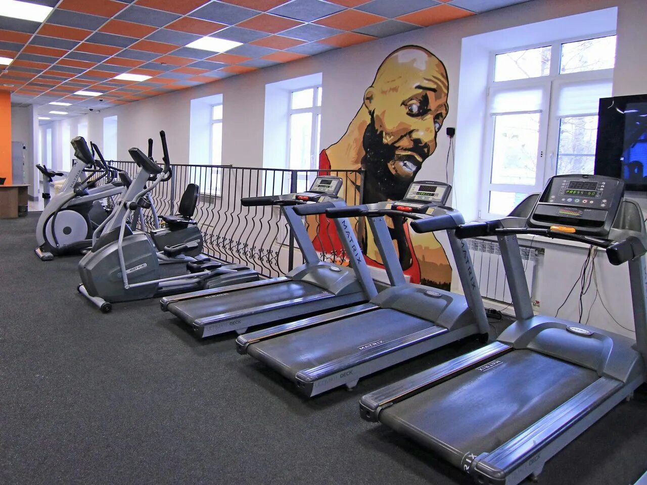 Олимп енакиево спортзал. Олимп александров тренажерный зал. Олимп серпухов тренажерный зал. Спортзал ивантеевка олимп. Аквамарин семилуки тренажерный зал.