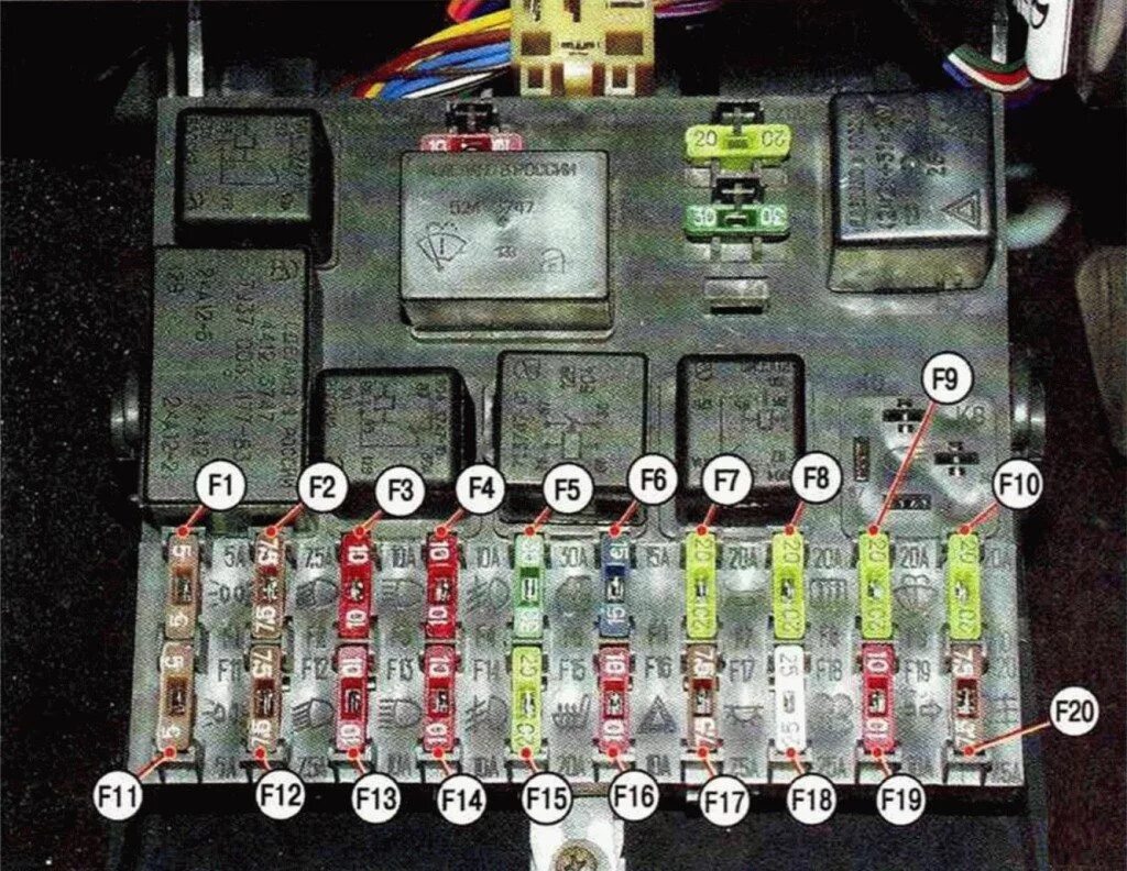 Предохранители автомобиля ваз. Монтажный блок ВАЗ 2110 реле к6. Блок предохранителей 2110 Ближний свет. Реле сигнала ВАЗ 2110. Реле сигнала 2114.