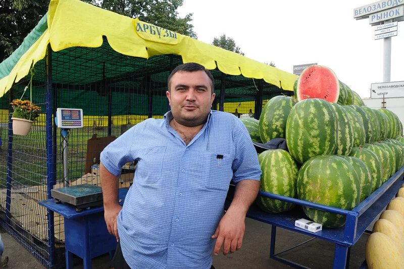 Арбузы на рынке. Хачики на рынке. Хачики на рынке. Продавец рынок фрукты. Продавец арбузов.