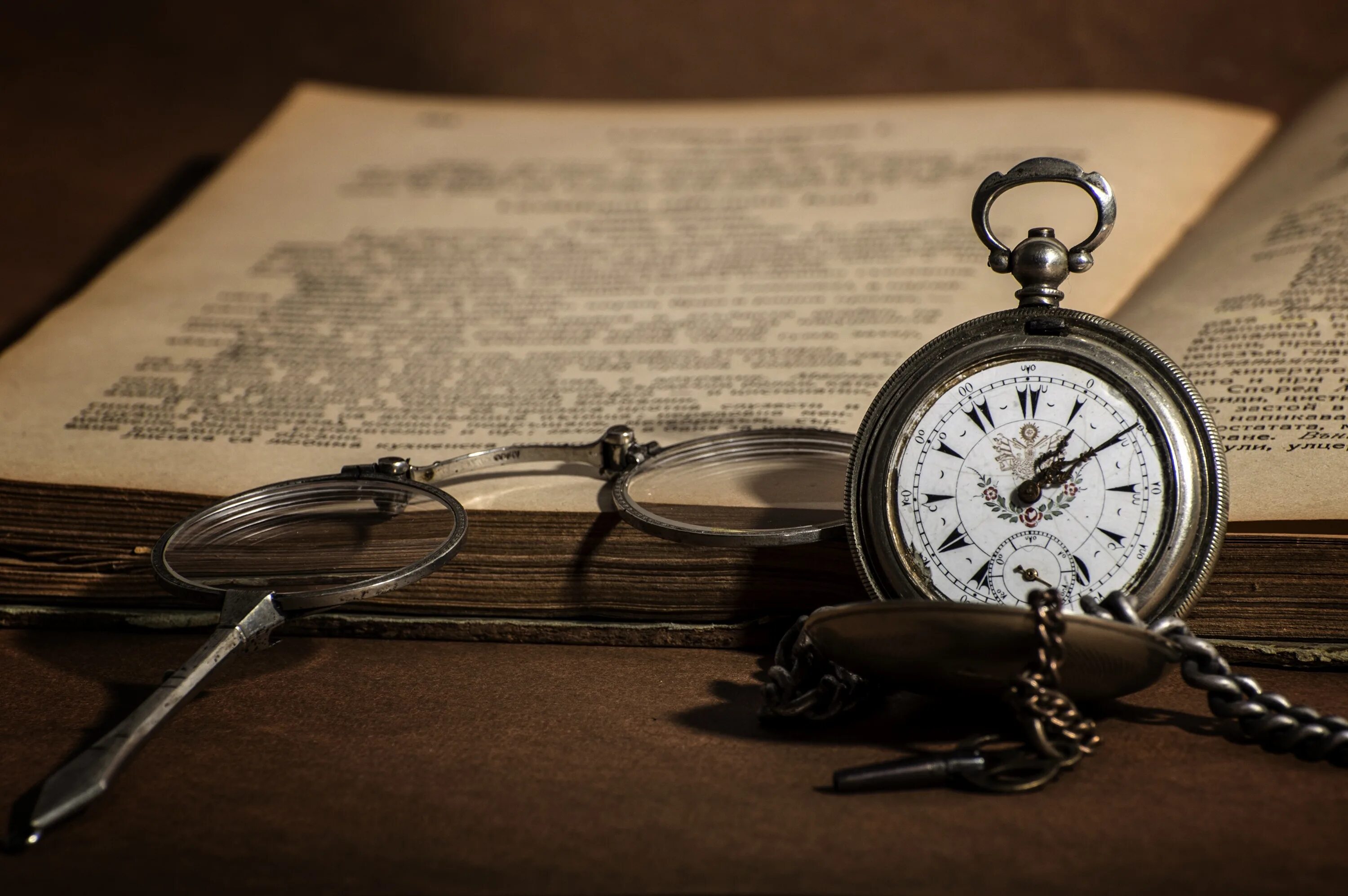 Старинные часы. Старинные карманные часы. Старинные карманные часы на столе. Книга и часы.