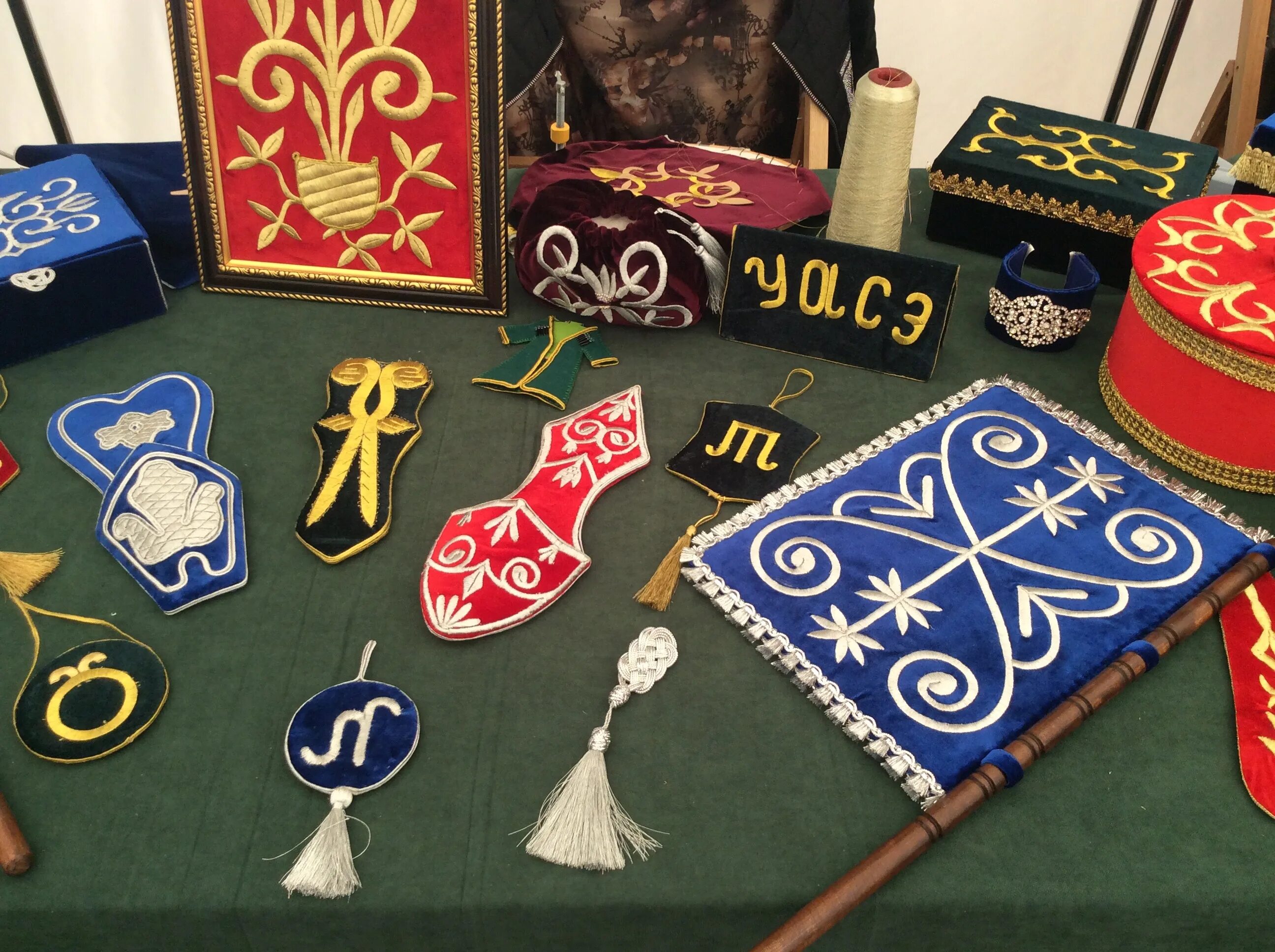 национальные узоры карачаевцев карачаево черкесии. национальные узоры карачаевцев карачаево черкесии. адыгский быт адыгов культура. золотое шитье адыгов черкесов. национальный ансамбль нальмэс.