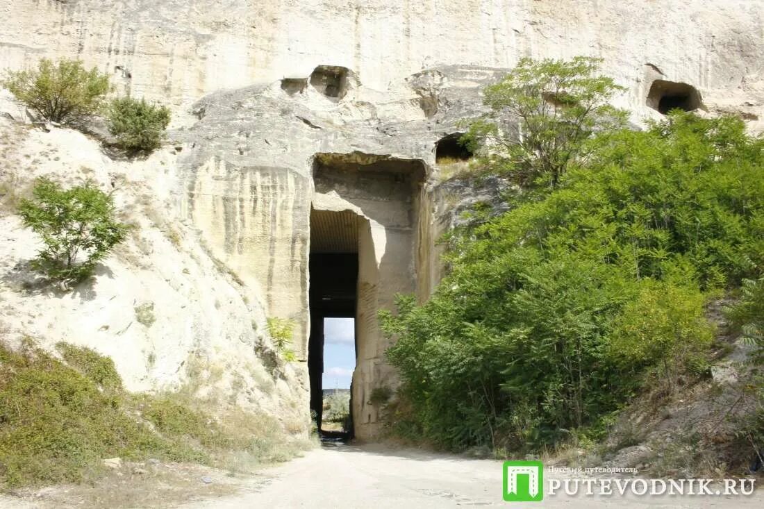 Инкерман скалистая. Инкерманский пещерный монастырь. Инкерман Каменоломни туннель. Инкерманский пещерный монастырь туннель. Инкерман проход в скале.