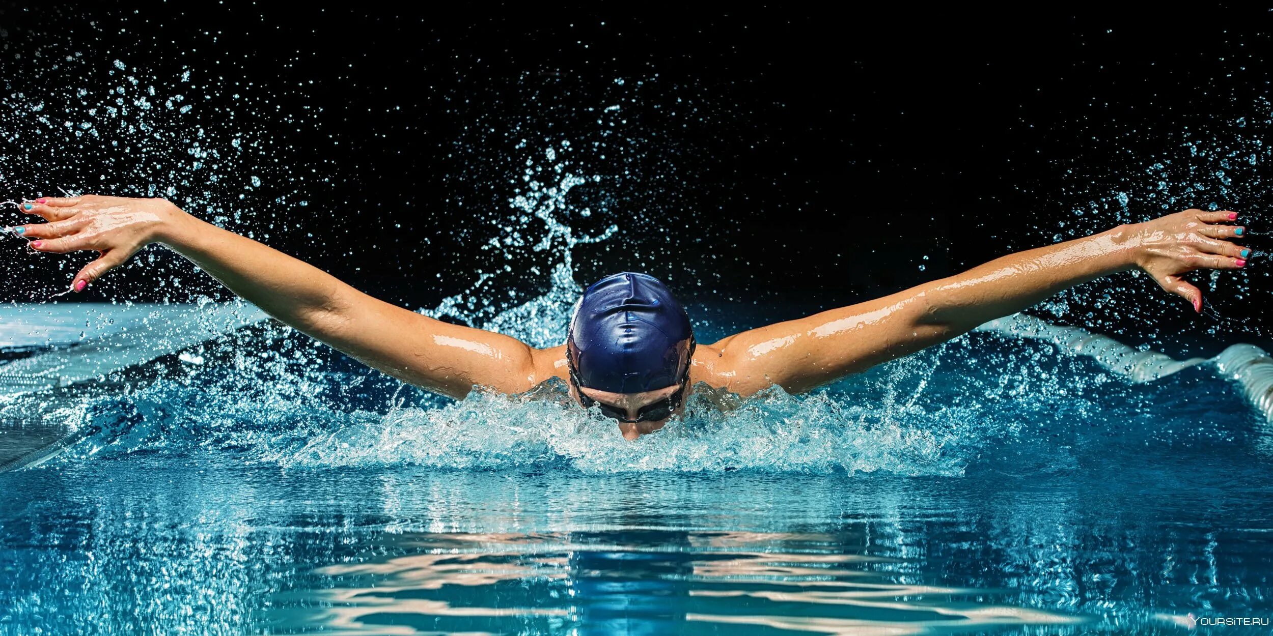 Баттерфляй чайковский. Спортивное плавание 'баттерфляй' (дельфин). Треджен-стиль плавания. Девушка плавает в бассейнебассейн. Пловец плавание баттерфляй женщина.