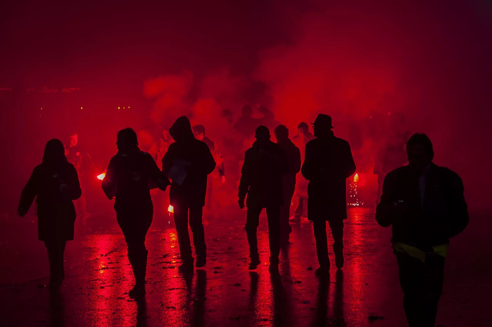 Толпа людей ночью. Толпа парней ночью. Толпа людей в темноте. Пацаны ночью. Толпы спид