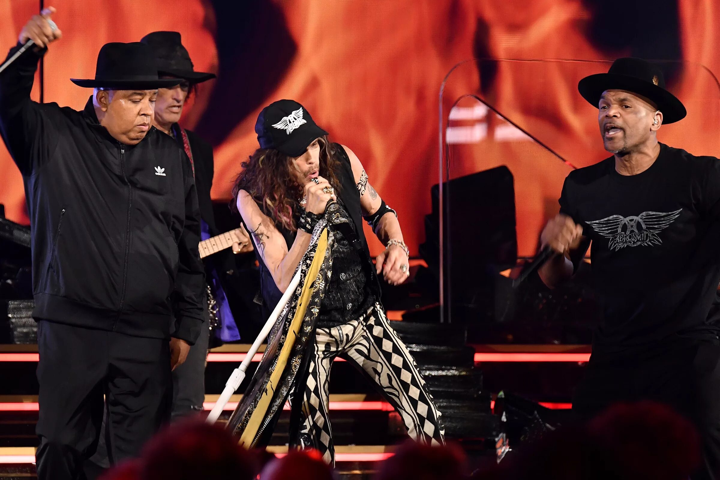 M c run. Run dmc аэросмит. aerosmith 2025. группа aerosmith 2025. run dmc aerosmith walk this way.