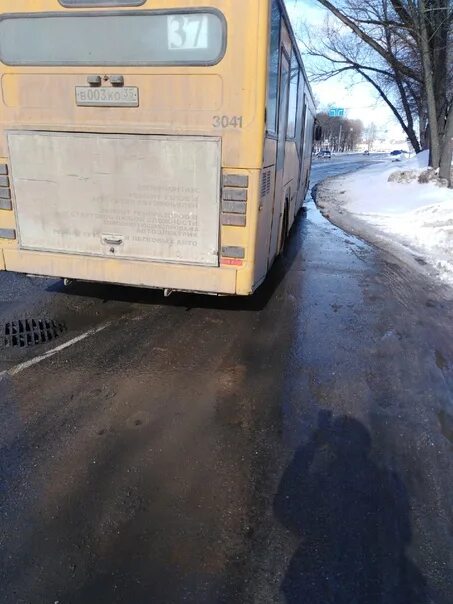 Автобус 37 столбовая. Автобус 37. Автобуса аширофовали на синим автобусе в Чебоксаре. Автоколонна из Златоуста расстреляли. Фамилии кондукторов автобусов Кириши.