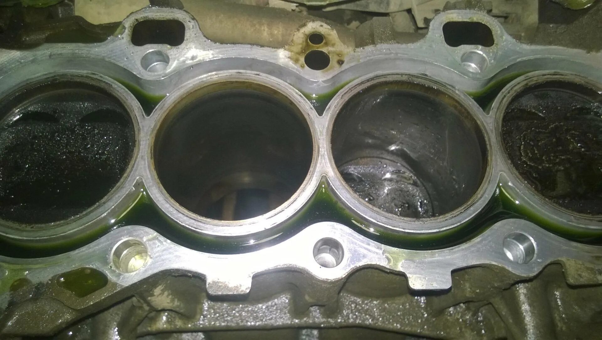 Дымит мотор приоры. Дымит двигатель и жрёт много масло. После замены двигатель дымит. Гбц после капитального ремонта. Холодный двигатель дымит.