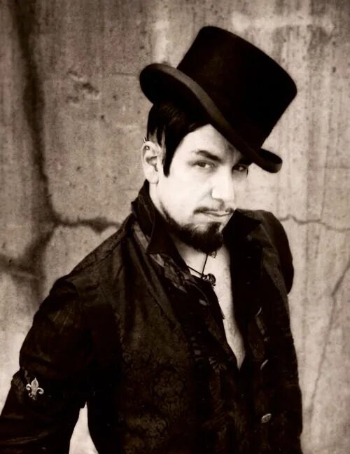 Aurelio voltaire. Аурелио Вольтер. Voltaire певец. Aurelio Voltaire в молодости. Voltaire дарк кабаре.