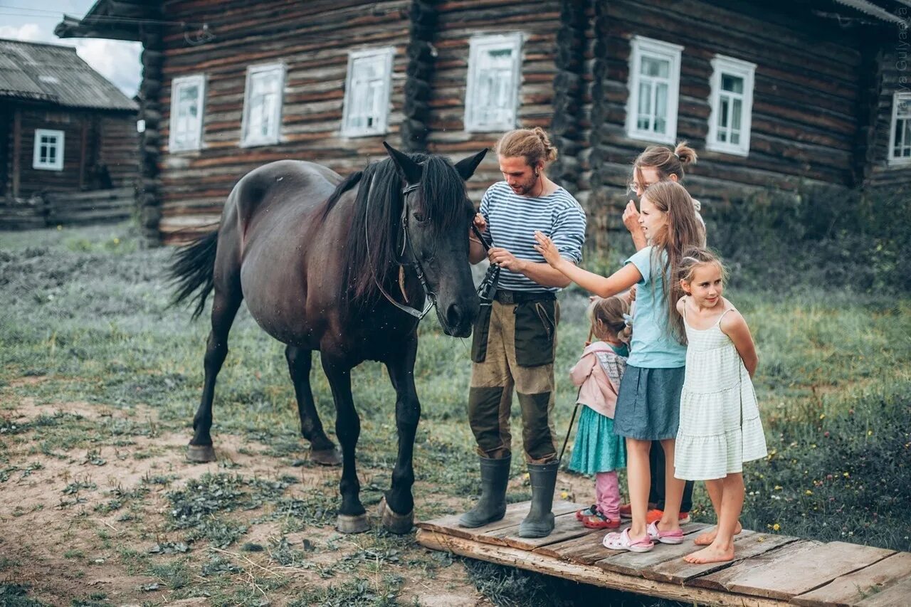 Живая деревня. Босые фермерские дочери. Проект Живая деревня. Босые фермерские дети.