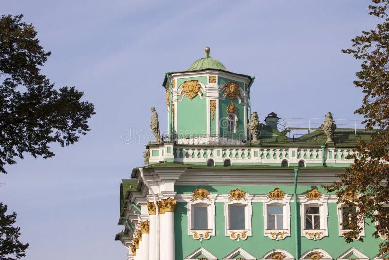 Шестигранная башенка на крыше зимнего дворца. Крыша эрмитажа. эрмитаж скульптуры на крыше. что изображено на а крыше зимнего дворца.