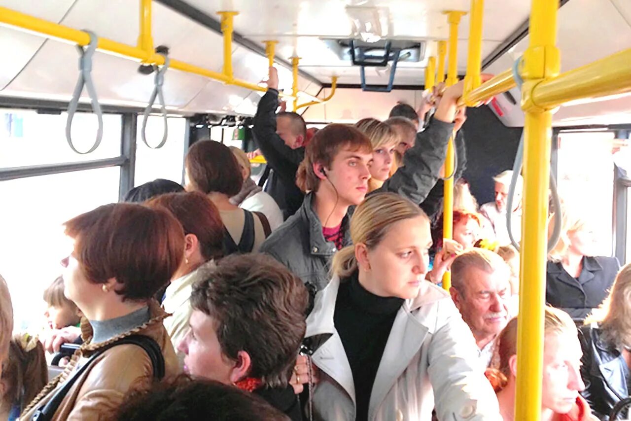 Народ в автобусе. Толпа людей в автобусе. Пассажиры в маршрутке. Толба люднц в автобему. Много народу в автобусе