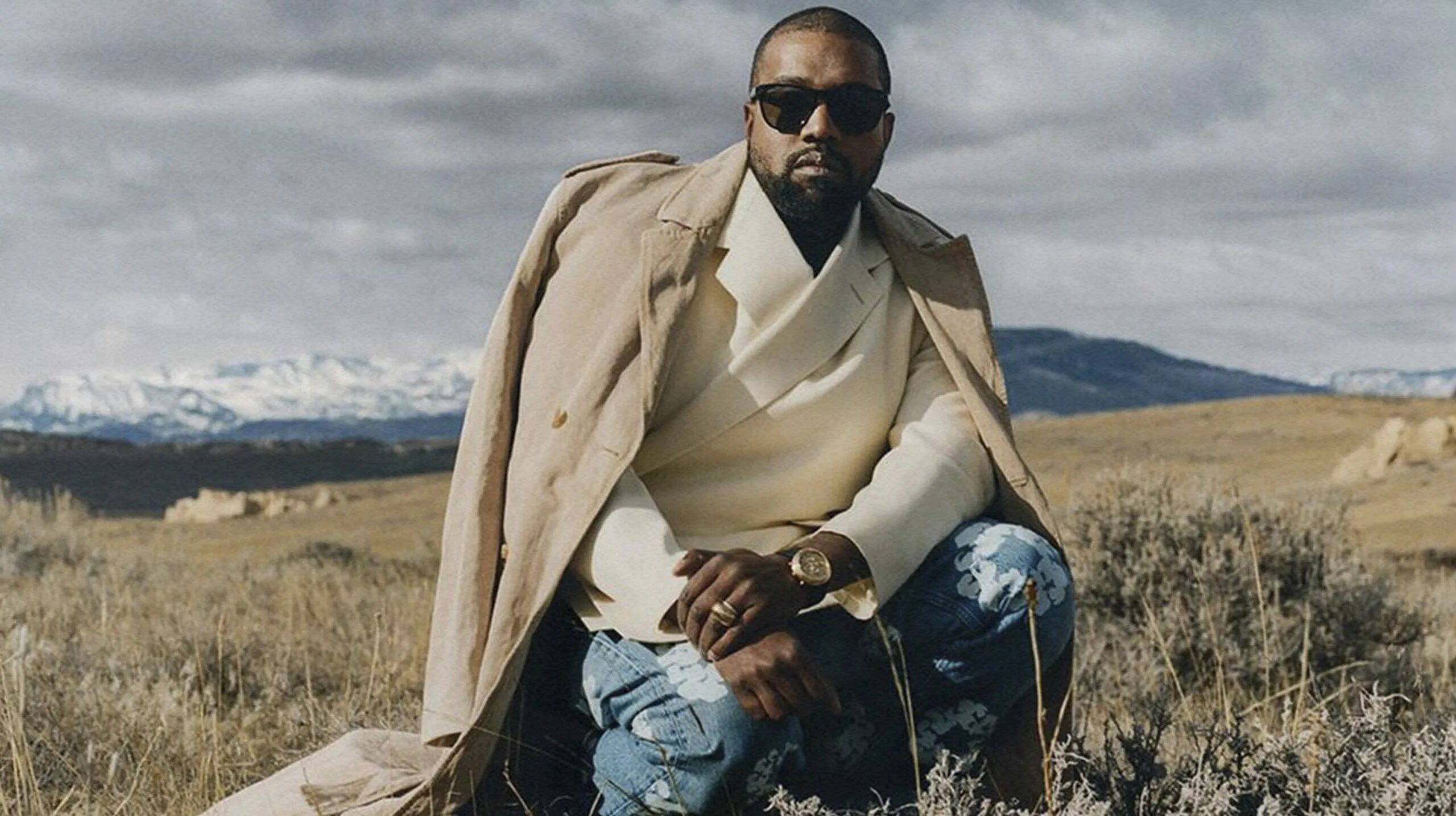 Kanye west running. Kanye west. канье уэст 2004. kanye west 2025. kanye west фотографии.