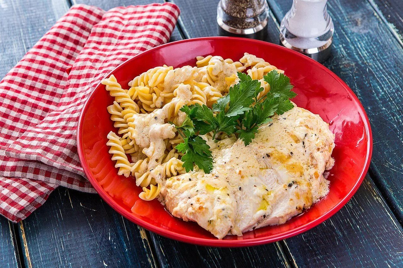 Макароны с куриным филе. Куриное филе с макаронами. отбивные куриные с макаронами. макароны с сыром и курицей.