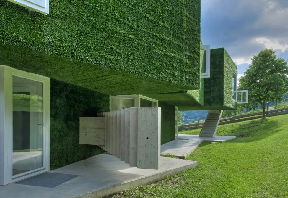 Дом с зеленым фасадом. Зеленые фасады зданий. Фасад из газона. Фасады Отделанные искусственным газоном.