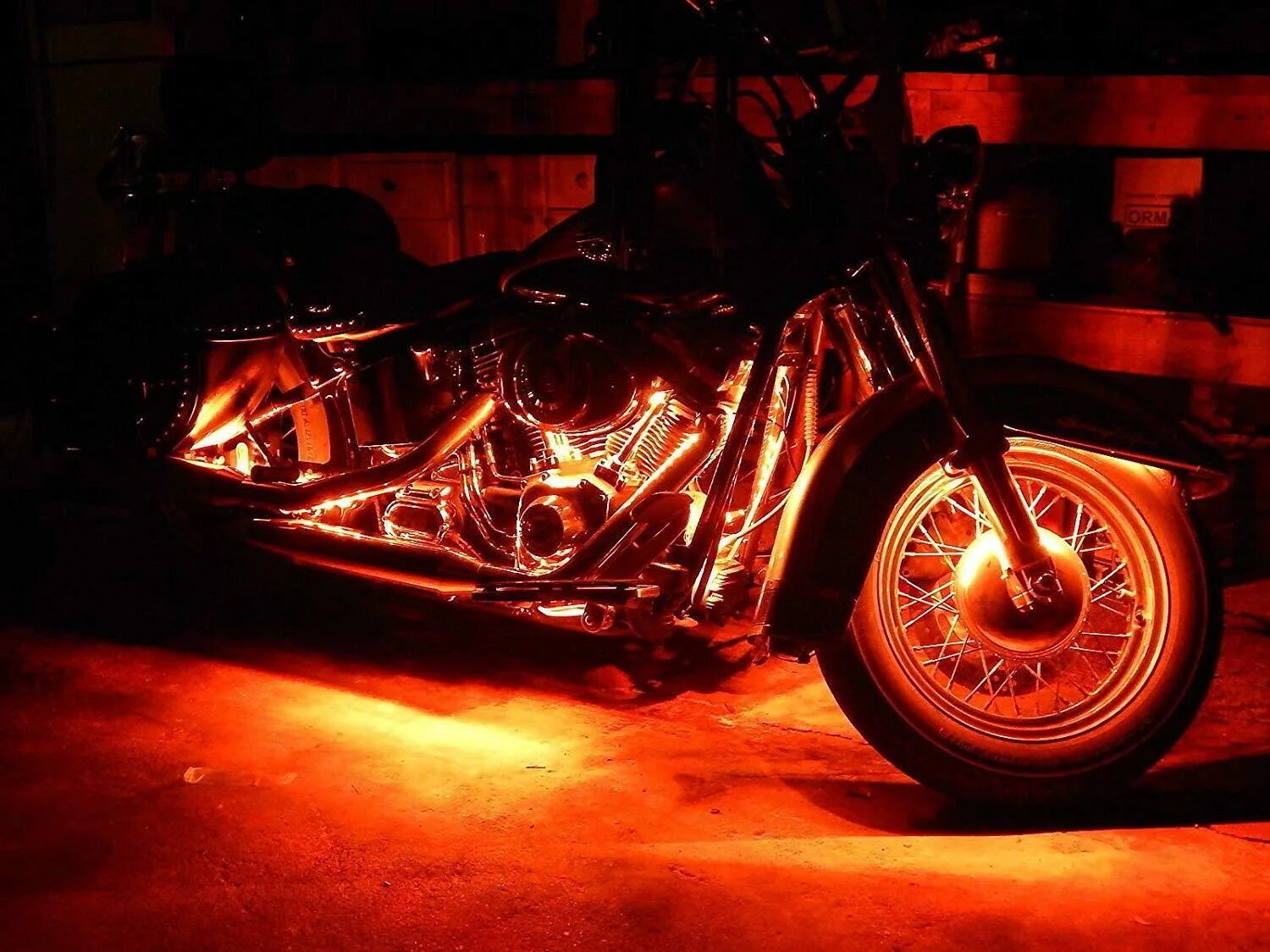 Мотоцикл светятся. Yamaha r1 неон. Yamaha r1 2000 неоновая подсветка. Подсветка Харлей Дэвидсон. Мотоцикл с подсветкой.