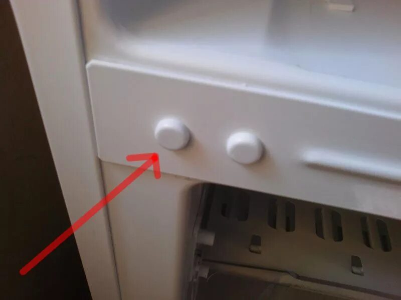 Как снять у индезит. Перевесить дверцы холодильника Индезит. Средняя петля для холодильника Бирюса 18с.
