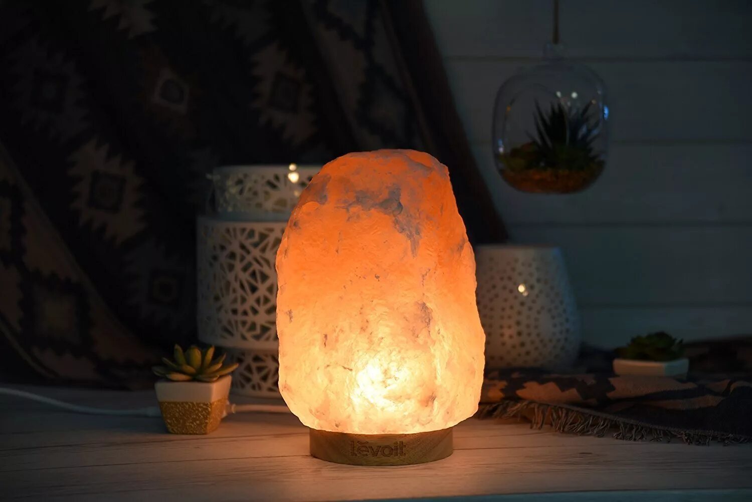 Солевая лампа в комнате. Himalayan salt lamp cylinder 6 inch. солевая лампа в интерьере. соляные лампы подарок на новый год. 11 кг соляная лампа.