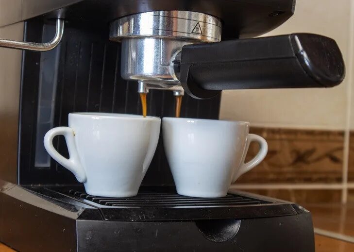 Эспрессо кофе. Кофемашина приготовления кофе в кофейник. Эспрессо фото. Кофе для кофеварки.