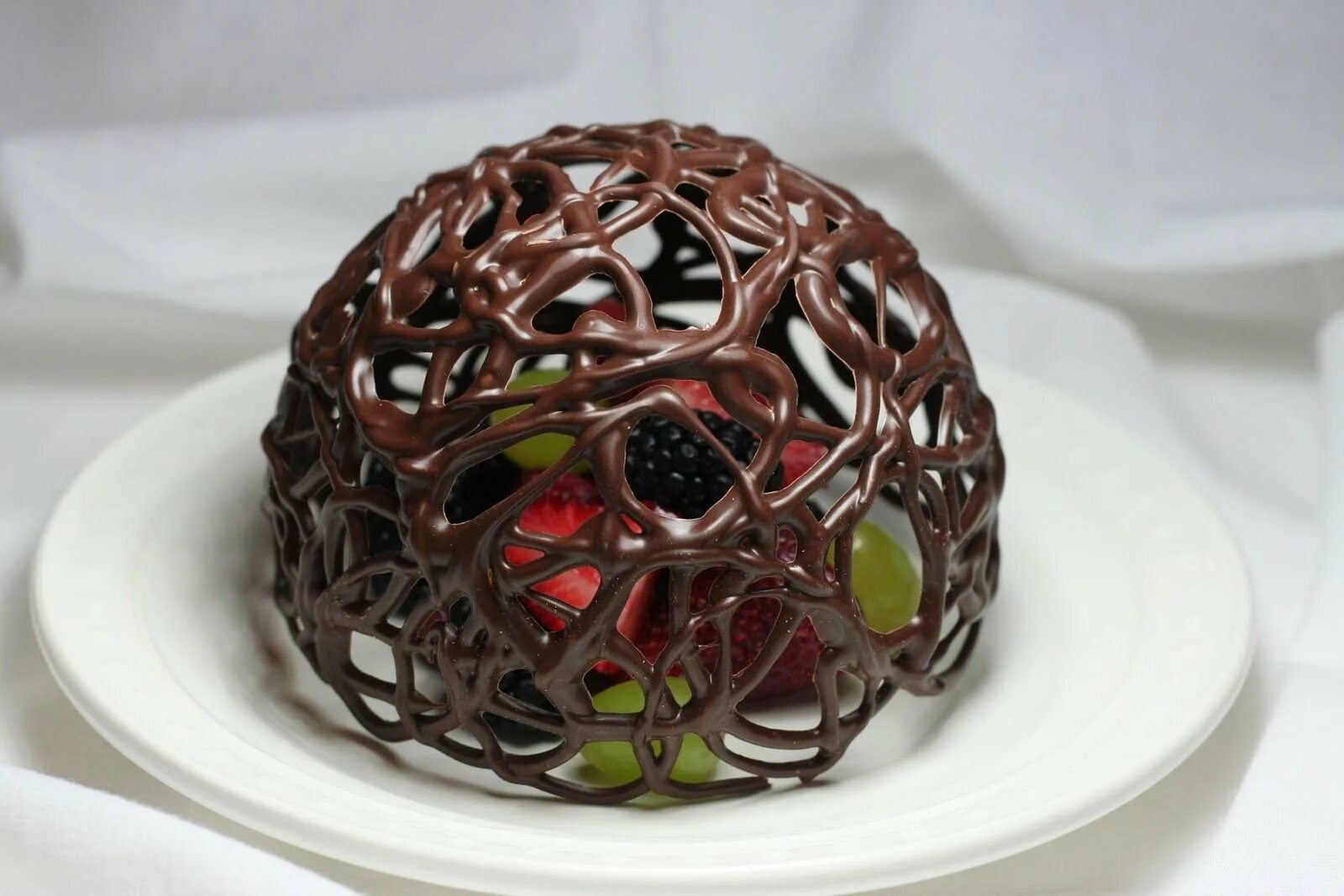 как сделать шарики из шоколада. шары из шоколада для украшения торта. шар из шоколада. кейк попсы чупа чупс. шары из шоколада.