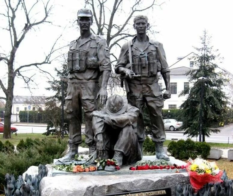 Мемориал воинам-афганцам. Памятник воину-интернационалисту ижевск. Памятники в афганистане. Памятник погибшим воинам интернационалистам. Памятники воинам погибшим в афганистане в афгане.