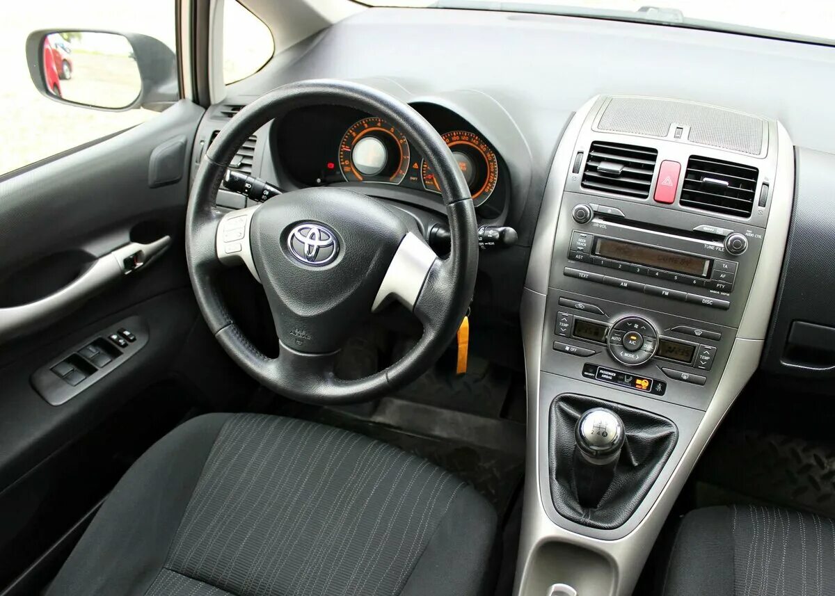 Тойота аурис 2008 г. Toyota Auris 2008. Toyota Auris 2008 салон. Тойота аурис 2008 салон.