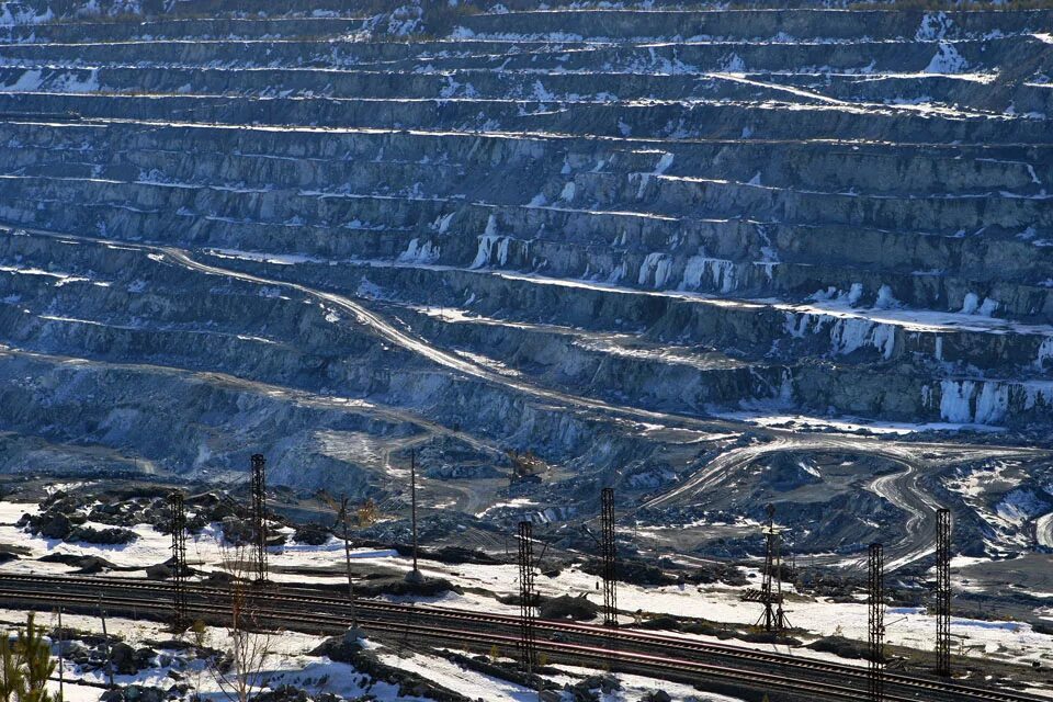 асбестовский карьер в асбесте. асбестовский карьер в асбесте. карьер асбест свердловской. асбестовский карьер смотровая площадка. малышевский карьер асбест.