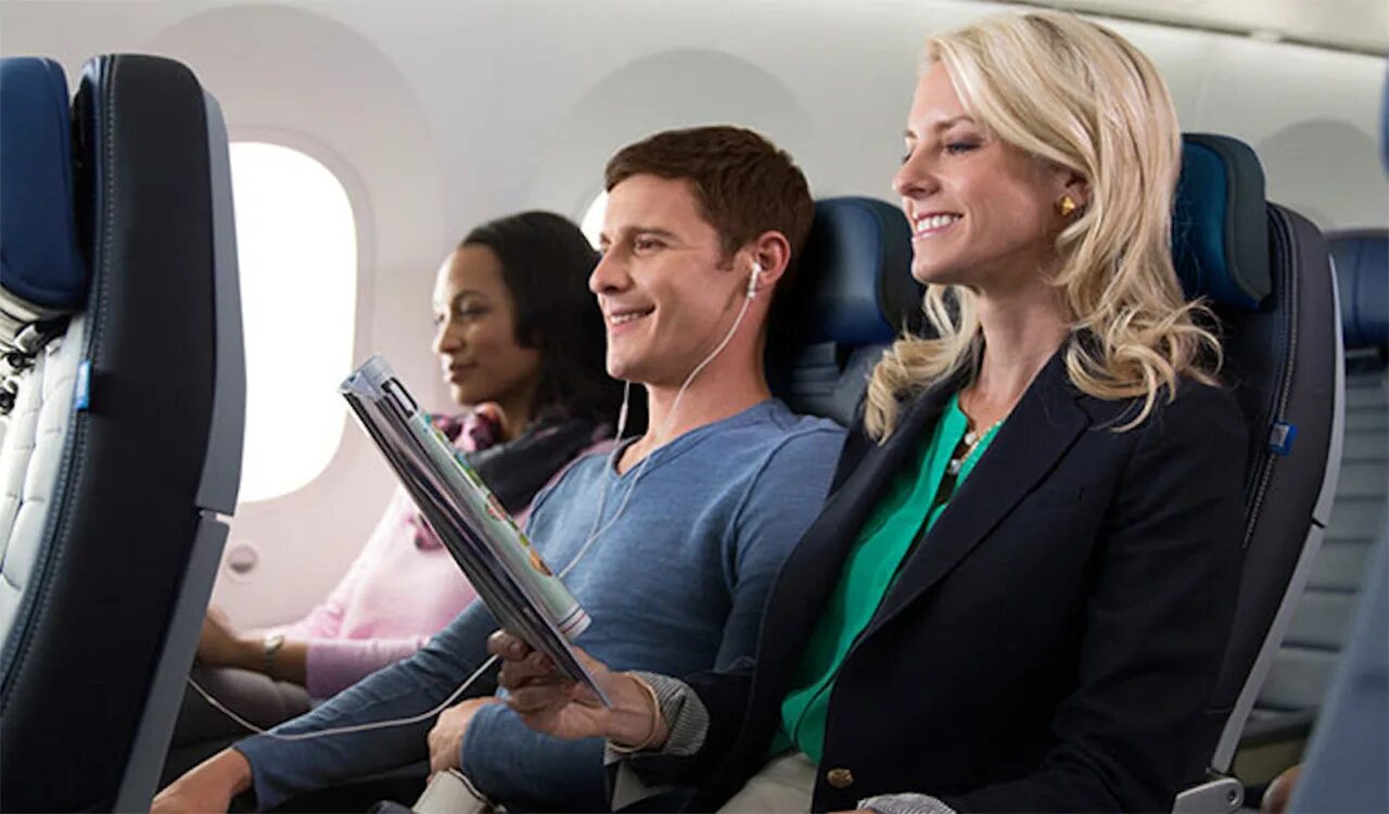 Багаж в аэропорту. Сумка багажная человек. Пассажиры в аэропорту. Carry passengers. Группа людей в аэропорту.