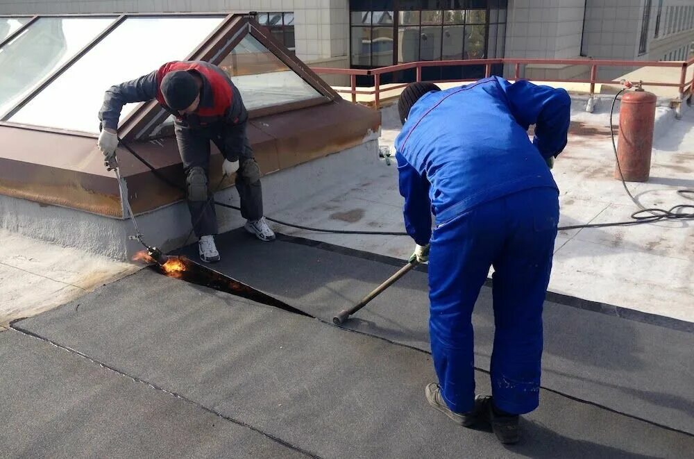 чинит крышу. монтаж рулонной черепицы технониколь. рулонная гибкая кровля. мягкая наплавляемая кровля. технология наплавляемой кровли технониколь.