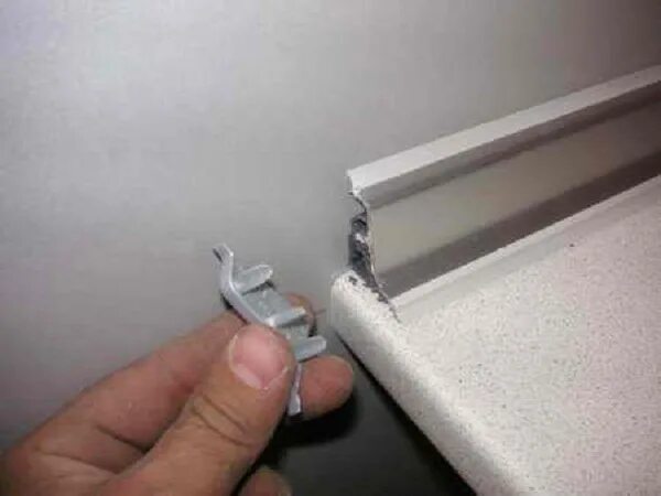 Плинтус кухонный для столешницы. Пристеночный бортик корнер 20-15-4-6051к. Монтаж кухонного плинтуса. Монтаж кухонного плинтуса. Монтаж кухонного плинтуса.