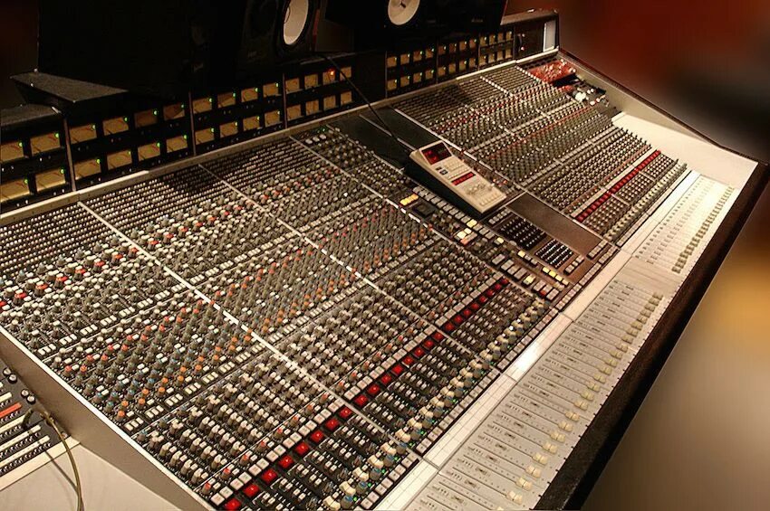 Ssl test. SSL 4000 пульт. Микшерный пульт SSL 4000. SSL Console микшерный пульт 4000. Solid State Logic SL 4000g.