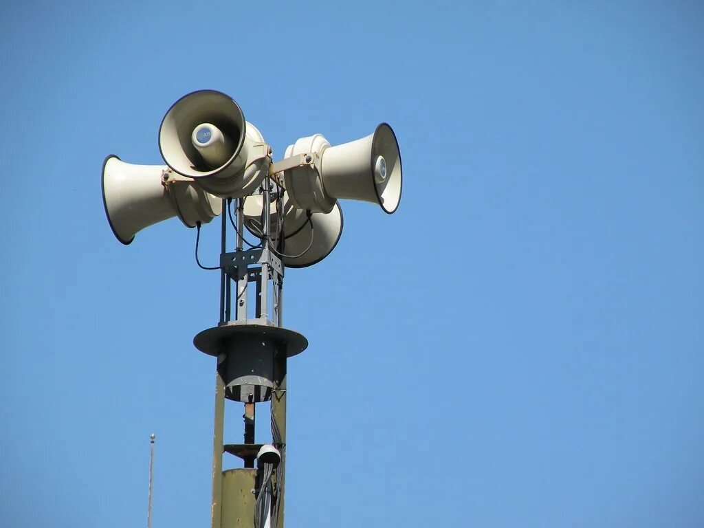 Звук сирена головного. Air Raid Siren. Звуковые сирены. Звук сирены. Звук сирены звук сирены.