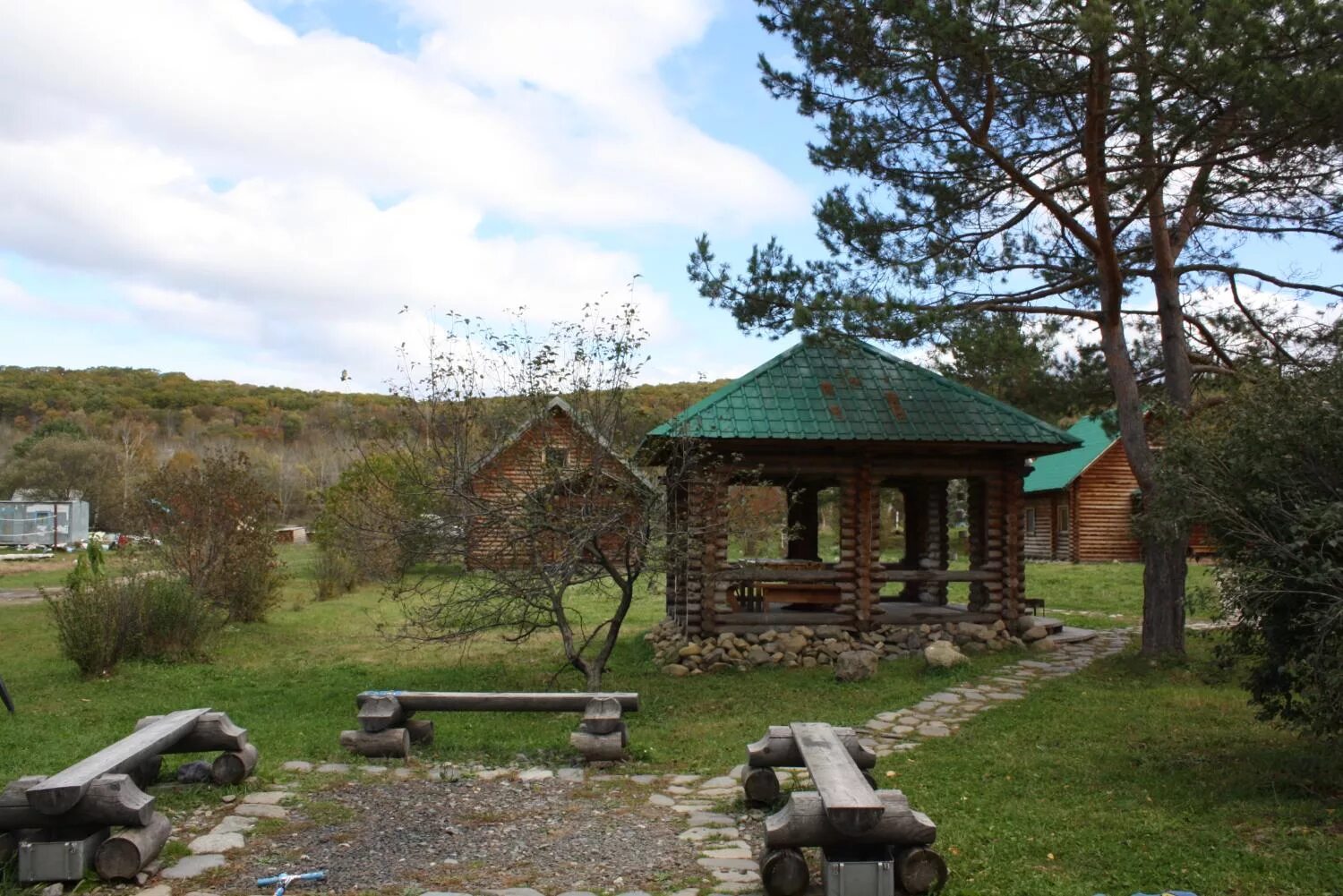 База отдыха высокая анисимовка. Теплая долина. Теплая долина. Природа алтая весна. Лагерь отдыха теплая долина долинск.