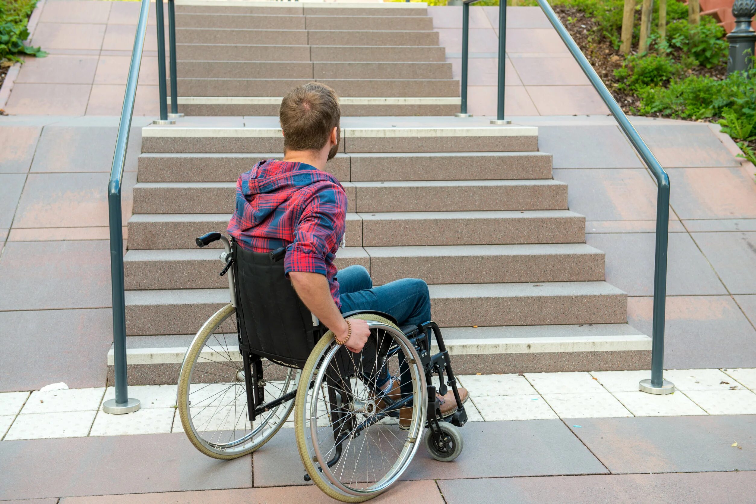 Каким то странным инвалидом. Пандус для инвалидов. Пандус для инвалидных колясок на улицу. Инвалид на улице. Плохие пандусы для инвалидов.