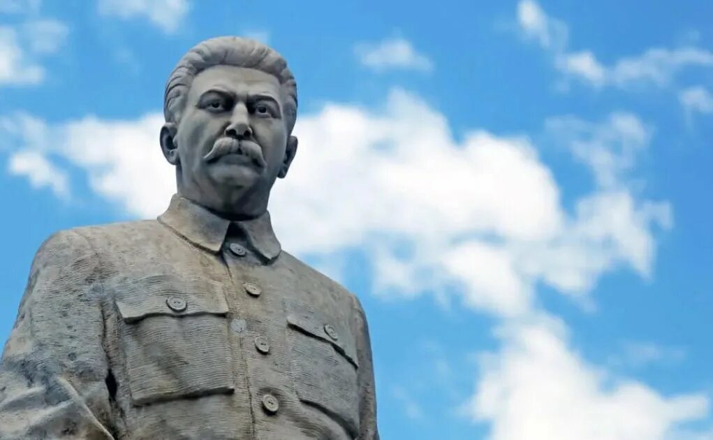 Родной город сталина 4 буквы. Памятник Сталину в Праге. Сталин в Праге. Памятник Сталину в Украине. Памятник Сталину в Праге сейчас.