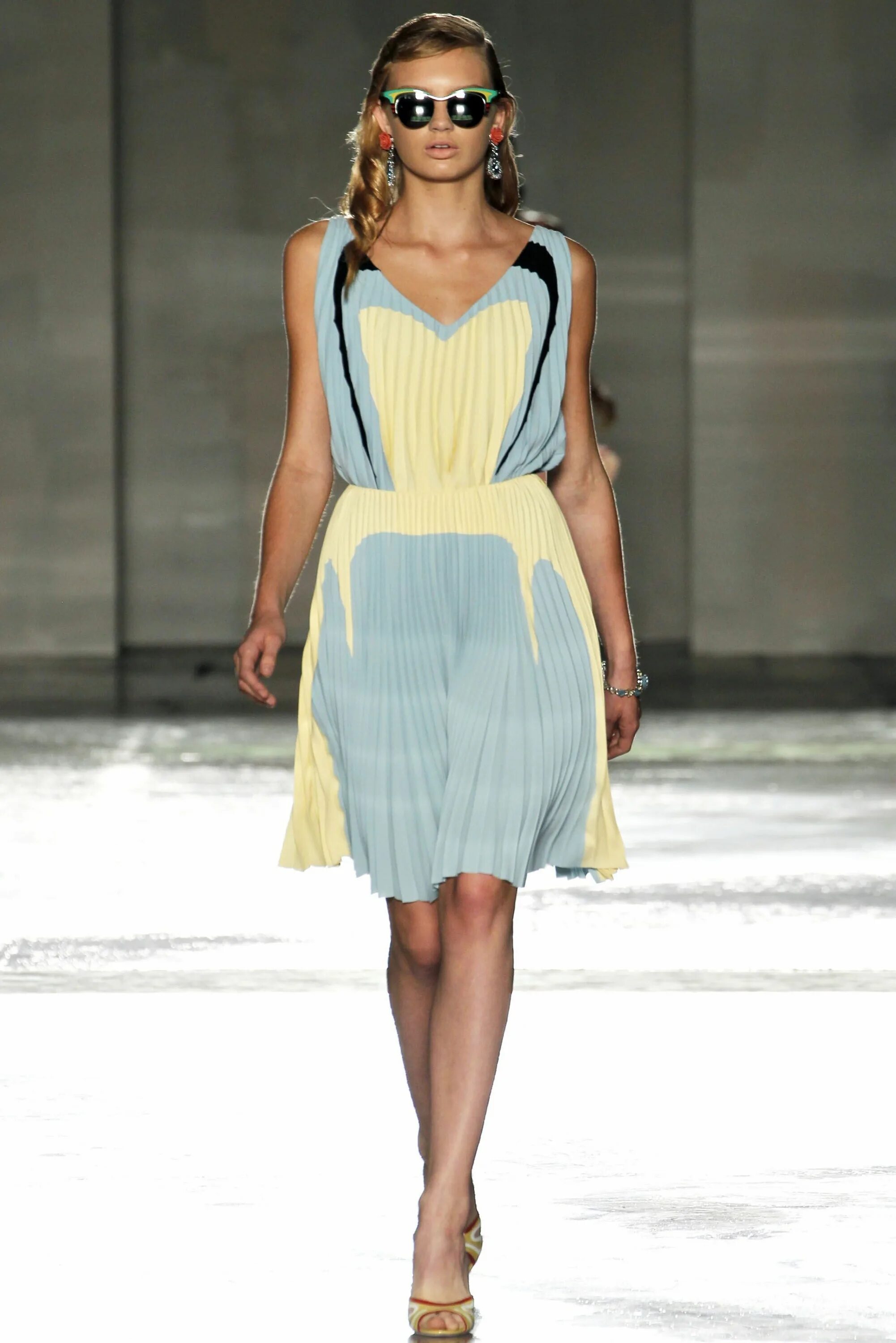 Подиум 2012. Прада 2012. Prada Summer 2012. Prada Dress.