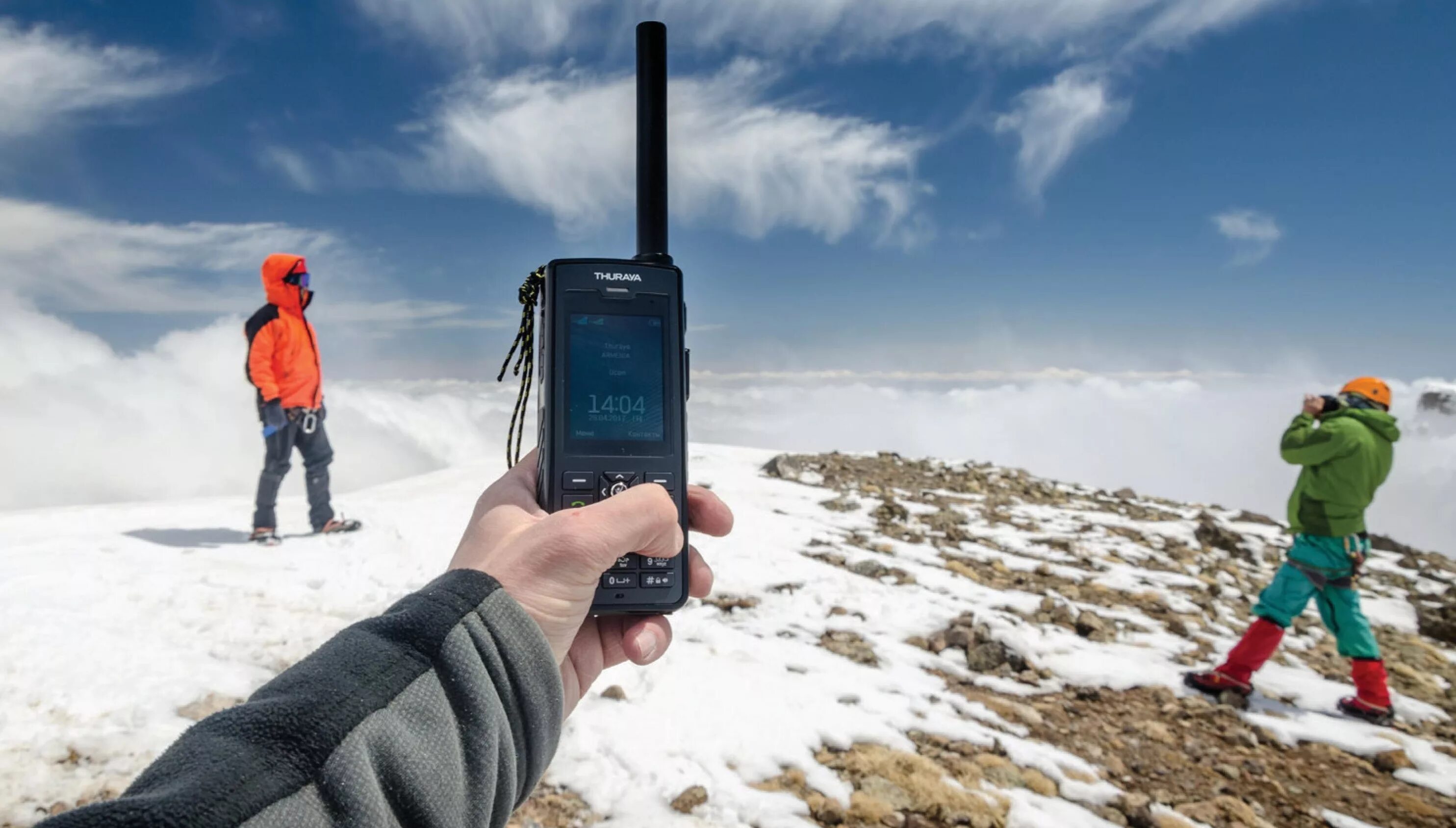 Ловит сеть интернет. XT-Pro Dual Thuraya. Спутниковый телефон Thuraya XT-Pro Dual. Человек со спутниковым телефоном. Человек с рацией.